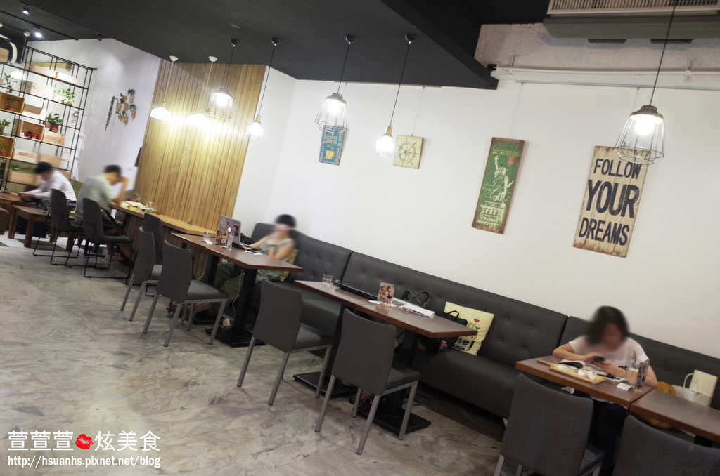 【台北】由你咖啡。南瓜義大利鹹蛋義大利麵、輕食、甜點表現超強!! 值得再訪 捷運南京三民下午茶(不限時/WIFI/閱讀桌燈)