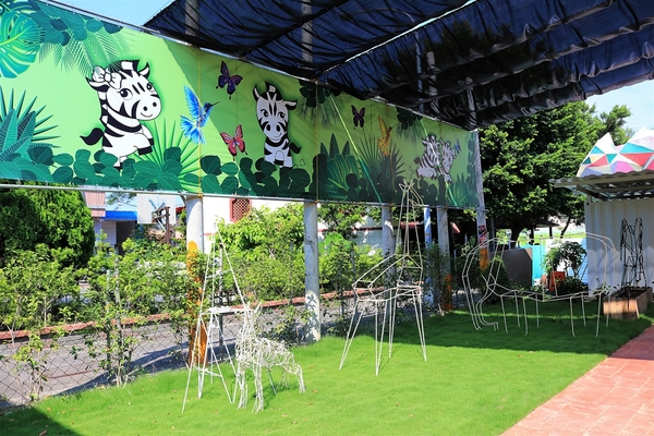 B12文創特區:【彰化員林景點】B12文創特區~工業風的藝術裝置主題,3D立體動物彩繪,鐵皮屋結合複合式餐飲