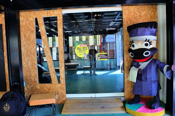 B12文創特區:【彰化員林景點】B12文創特區~工業風的藝術裝置主題,3D立體動物彩繪,鐵皮屋結合複合式餐飲