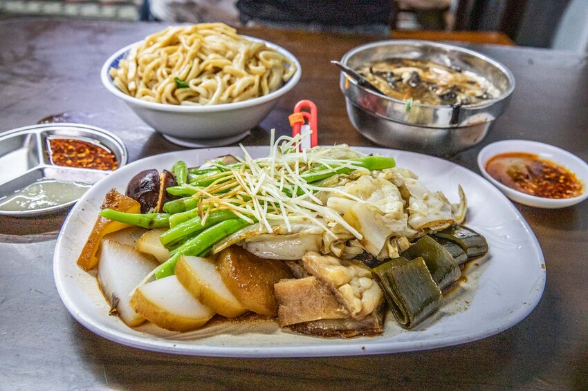 嘉義市西區老張麵店|超壯觀!大量噴香滷味一字排開,大份量聞名老麵店