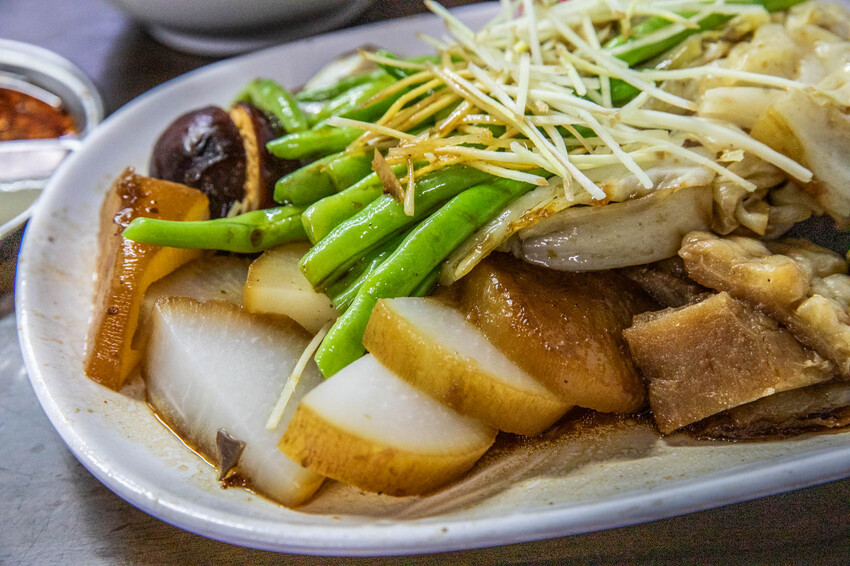 嘉義市西區老張麵店|超壯觀!大量噴香滷味一字排開,大份量聞名老麵店