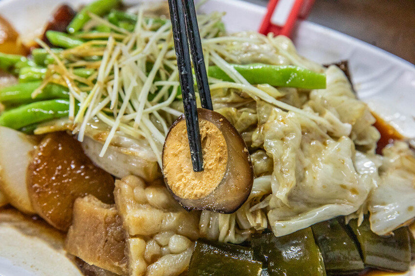 嘉義市西區老張麵店|超壯觀!大量噴香滷味一字排開,大份量聞名老麵店