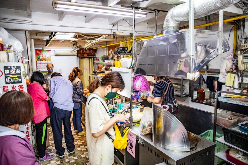 嘉義市西區老張麵店|超壯觀!大量噴香滷味一字排開,大份量聞名老麵店