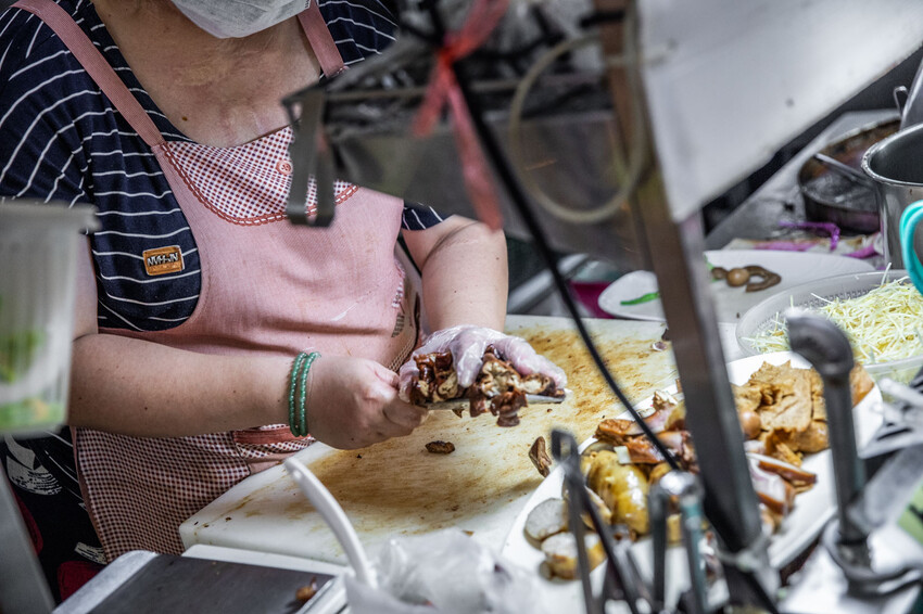 嘉義市西區老張麵店|超壯觀!大量噴香滷味一字排開,大份量聞名老麵店