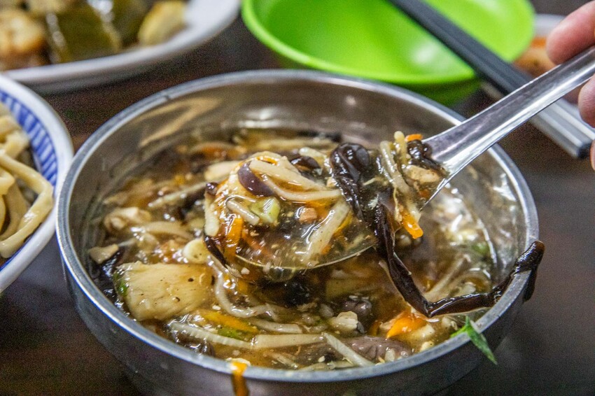 嘉義市西區老張麵店|超壯觀!大量噴香滷味一字排開,大份量聞名老麵店