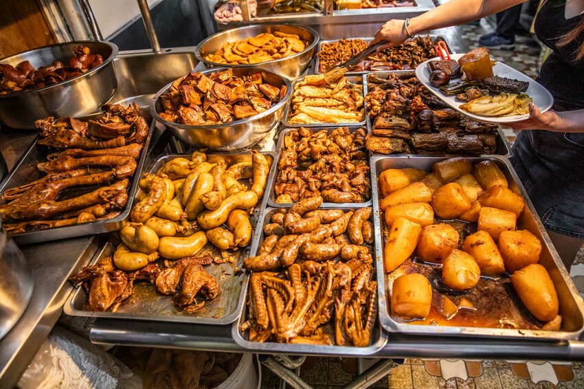 嘉義市西區老張麵店|超壯觀!大量噴香滷味一字排開,大份量聞名老麵店