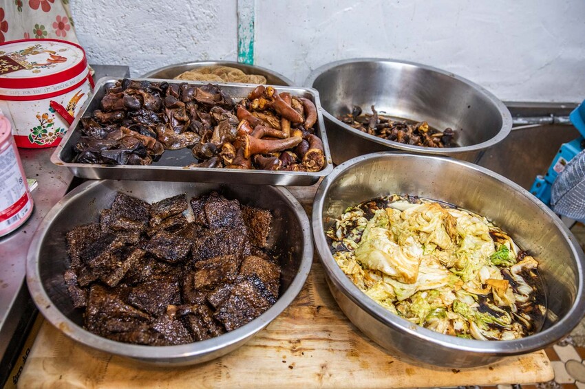 嘉義市西區老張麵店|超壯觀!大量噴香滷味一字排開,大份量聞名老麵店