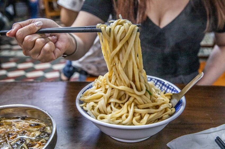 嘉義市西區老張麵店|超壯觀!大量噴香滷味一字排開,大份量聞名老麵店