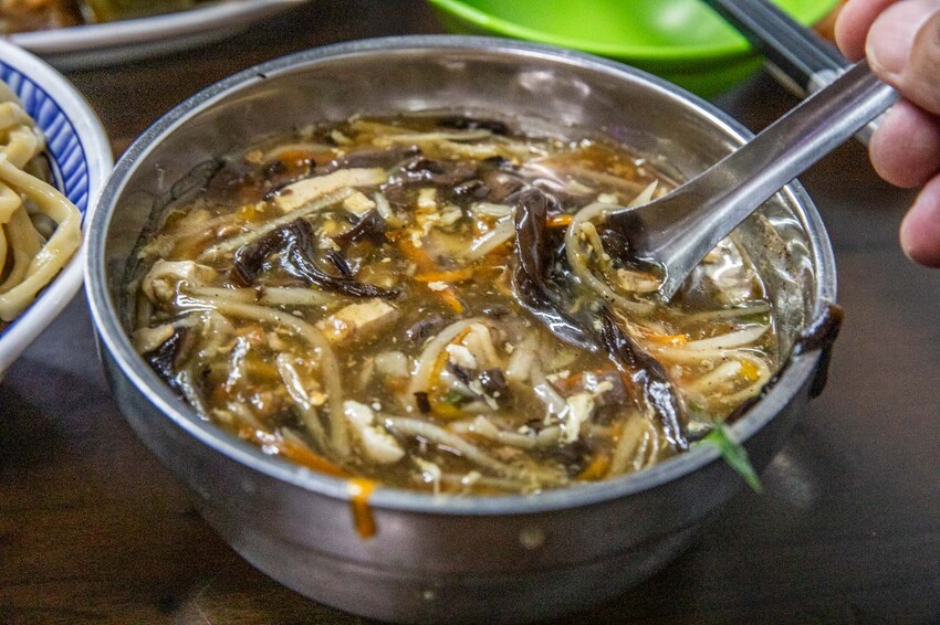 嘉義市西區老張麵店|超壯觀!大量噴香滷味一字排開,大份量聞名老麵店