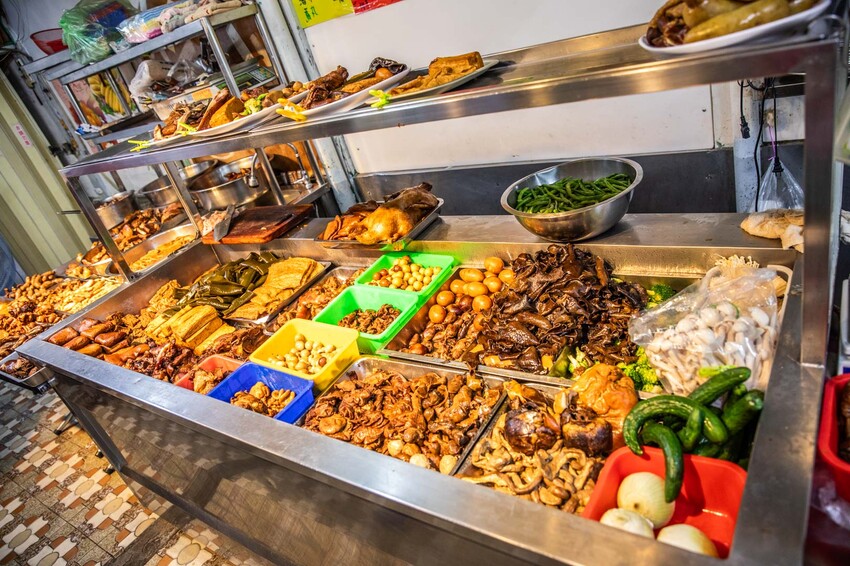 嘉義市西區老張麵店|超壯觀!大量噴香滷味一字排開,大份量聞名老麵店