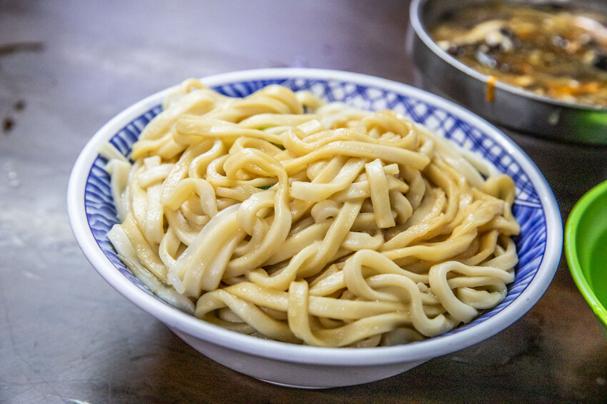 嘉義市西區老張麵店|超壯觀!大量噴香滷味一字排開,大份量聞名老麵店