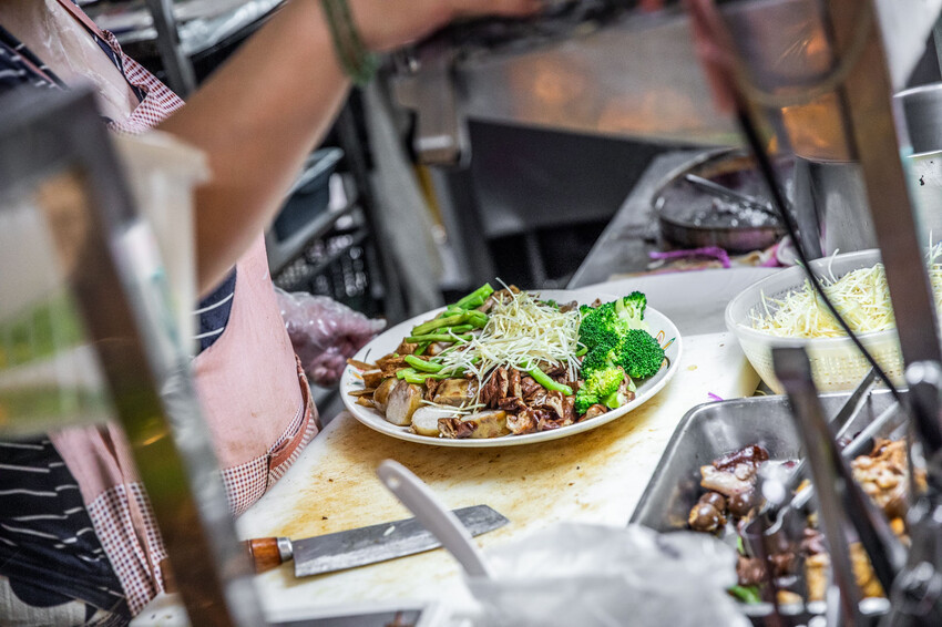 嘉義市西區老張麵店|超壯觀!大量噴香滷味一字排開,大份量聞名老麵店