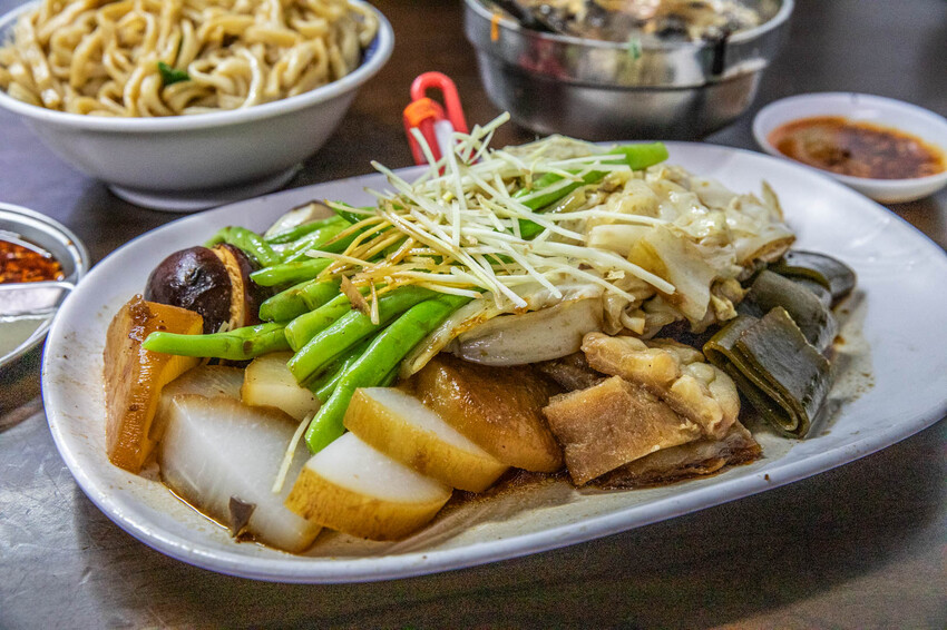 嘉義市西區老張麵店|超壯觀!大量噴香滷味一字排開,大份量聞名老麵店