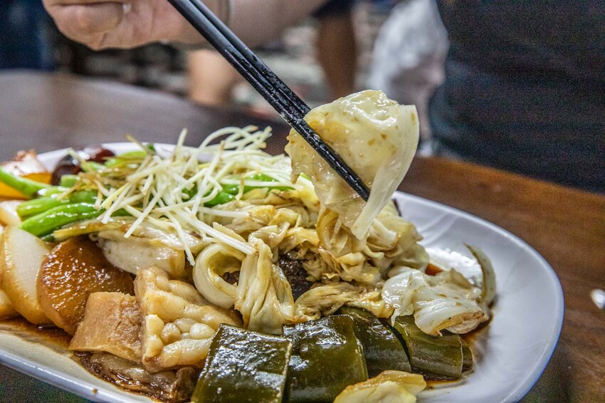 嘉義市西區老張麵店|超壯觀!大量噴香滷味一字排開,大份量聞名老麵店