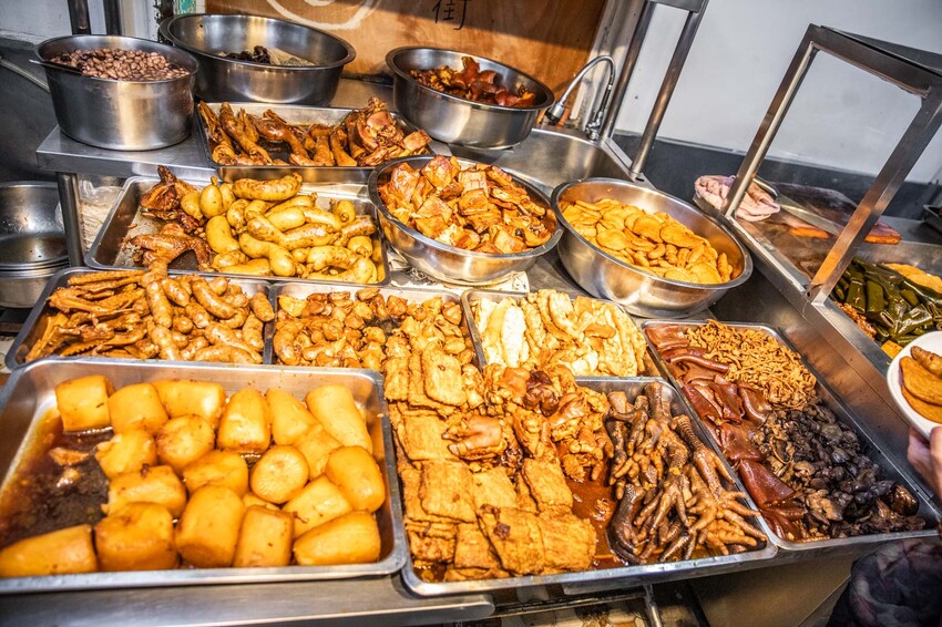 嘉義市西區老張麵店|超壯觀!大量噴香滷味一字排開,大份量聞名老麵店