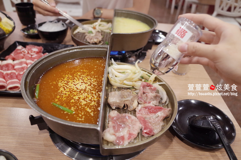 【桃園】半個鍋(桃園八德忠勇店)。年初新開幕 一個人也可以火烤兩吃雙享受! 燒烤、火鍋、 壽喜燒、 清煎 想怎麼玩就怎麼玩