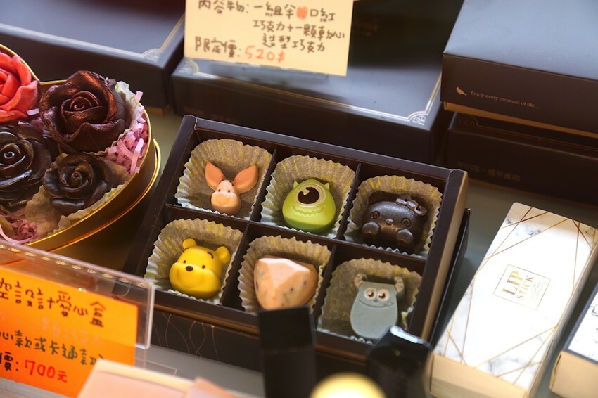 華侖婷娜巧克力：台南在地巧克力品牌.情人節送禮.節慶巧克力禮盒推薦/客製化手作造型巧克力/情人節巧克力禮物推薦 - 進食的巨鼠