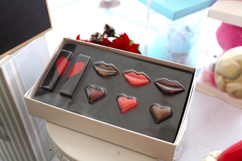 華侖婷娜巧克力：台南在地巧克力品牌.情人節送禮.節慶巧克力禮盒推薦/客製化手作造型巧克力/情人節巧克力禮物推薦 - 進食的巨鼠
