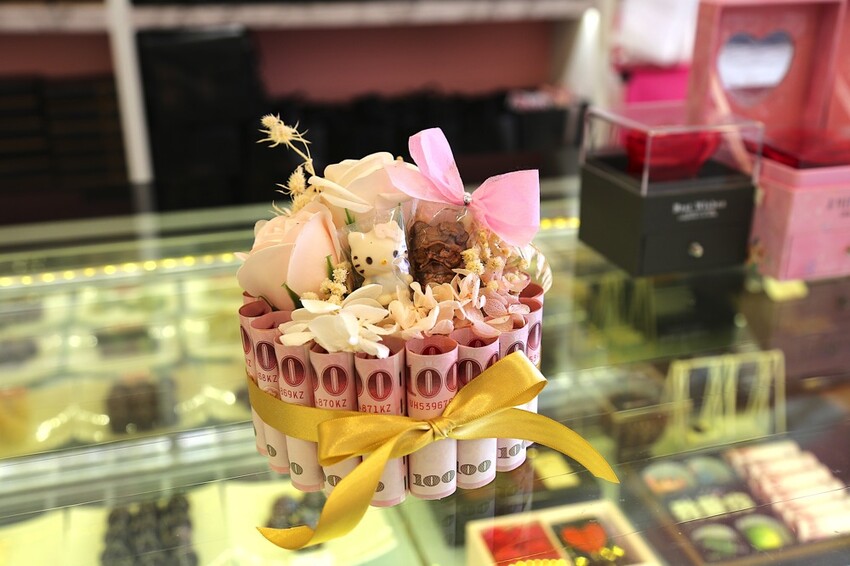 華侖婷娜巧克力：台南在地巧克力品牌.情人節送禮.節慶巧克力禮盒推薦/客製化手作造型巧克力/情人節巧克力禮物推薦 - 進食的巨鼠