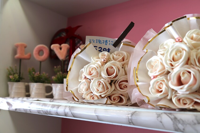 華侖婷娜巧克力：台南在地巧克力品牌.情人節送禮.節慶巧克力禮盒推薦/客製化手作造型巧克力/情人節巧克力禮物推薦 - 進食的巨鼠