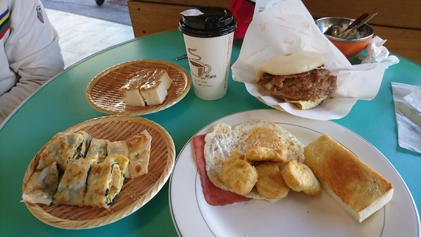 笨豬の胖:高雄早午餐~笨豬の胖/笨豬的胖~平價的美味~推九層塔蛋餅、割包燒肉、黑糖鮮Q奶~真是太好吃囉~ 笨豬の胖:高雄早午餐~笨豬の胖/笨豬的胖~平價的美味~推九層塔蛋餅、割包燒肉、黑糖鮮Q奶~真是太好吃囉~