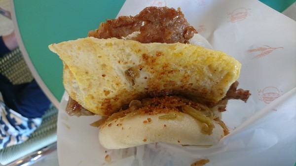 笨豬の胖:高雄早午餐~笨豬の胖/笨豬的胖~平價的美味~推九層塔蛋餅、割包燒肉、黑糖鮮Q奶~真是太好吃囉~ 笨豬の胖:高雄早午餐~笨豬の胖/笨豬的胖~平價的美味~推九層塔蛋餅、割包燒肉、黑糖鮮Q奶~真是太好吃囉~