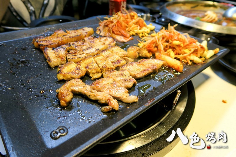 【捷運忠孝敦化站】八色烤肉~南韓必吃美食，台北東區再起~8種口味的燒肉，ㄧ次滿足，起司炒飯也很好吃喔!