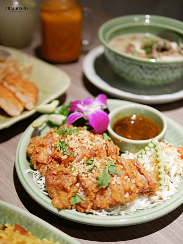 不用搭飛機就能品嚐到的泰式好滋味『泰味館泰式料理』逛愛買吃好料,剛炸好的酥香椒麻雞點起來!板橋美食|新北美食|泰式料理 - 曼達愛吃鬼
