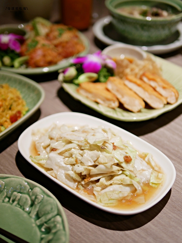 不用搭飛機就能品嚐到的泰式好滋味『泰味館泰式料理』逛愛買吃好料,剛炸好的酥香椒麻雞點起來!板橋美食|新北美食|泰式料理 - 曼達愛吃鬼