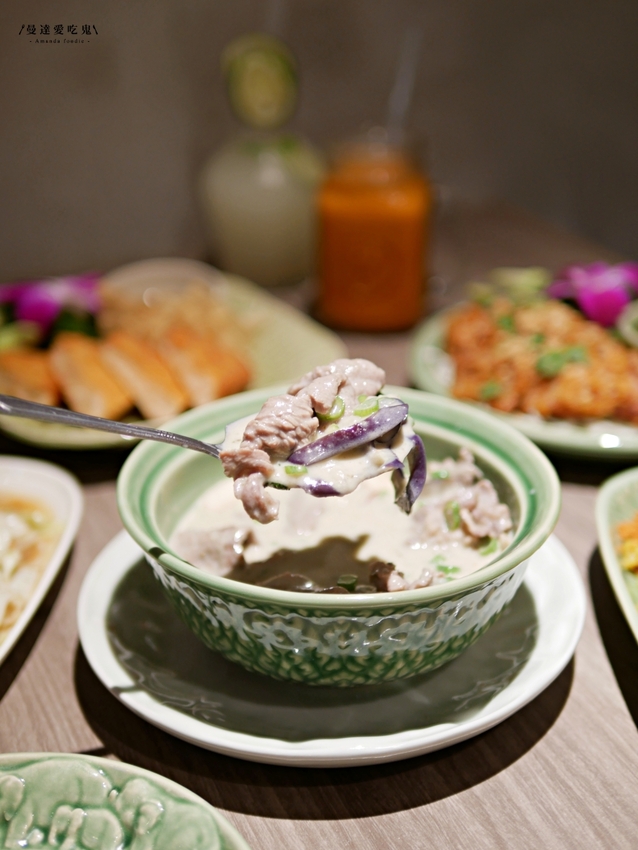 不用搭飛機就能品嚐到的泰式好滋味『泰味館泰式料理』逛愛買吃好料,剛炸好的酥香椒麻雞點起來!板橋美食|新北美食|泰式料理 - 曼達愛吃鬼