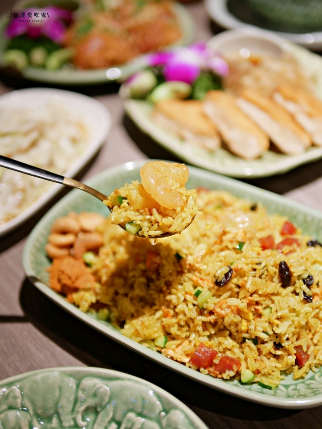 不用搭飛機就能品嚐到的泰式好滋味『泰味館泰式料理』逛愛買吃好料,剛炸好的酥香椒麻雞點起來!板橋美食|新北美食|泰式料理 - 曼達愛吃鬼