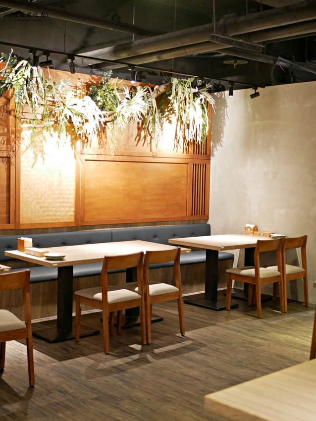 不用搭飛機就能品嚐到的泰式好滋味『泰味館泰式料理』逛愛買吃好料,剛炸好的酥香椒麻雞點起來!板橋美食|新北美食|泰式料理 - 曼達愛吃鬼