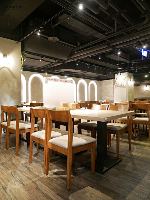 不用搭飛機就能品嚐到的泰式好滋味『泰味館泰式料理』逛愛買吃好料,剛炸好的酥香椒麻雞點起來!板橋美食|新北美食|泰式料理 - 曼達愛吃鬼