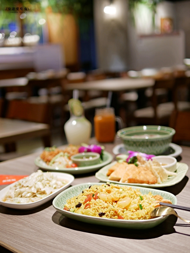 不用搭飛機就能品嚐到的泰式好滋味『泰味館泰式料理』逛愛買吃好料,剛炸好的酥香椒麻雞點起來!板橋美食|新北美食|泰式料理 - 曼達愛吃鬼