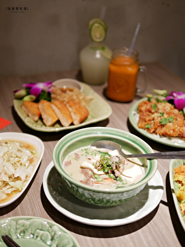 不用搭飛機就能品嚐到的泰式好滋味『泰味館泰式料理』逛愛買吃好料,剛炸好的酥香椒麻雞點起來!板橋美食|新北美食|泰式料理 - 曼達愛吃鬼