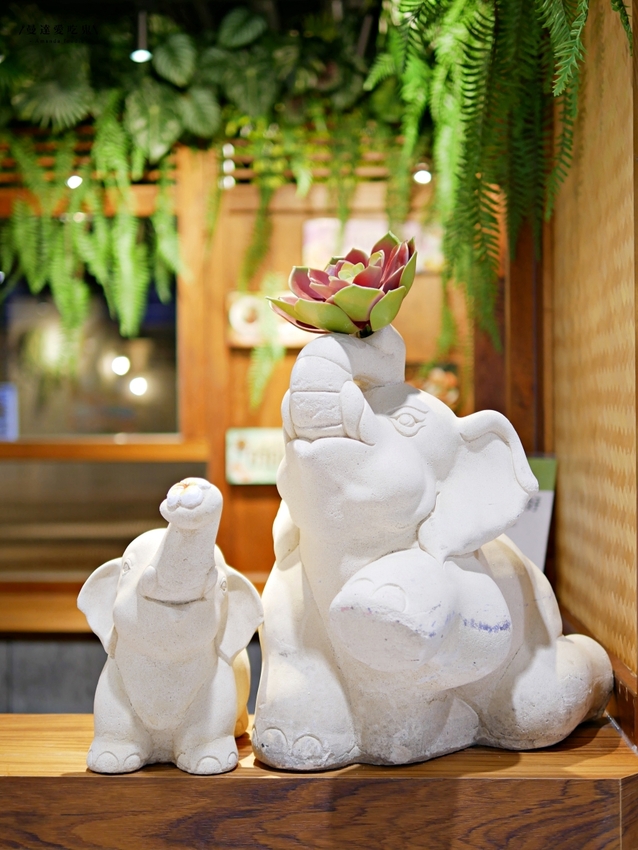 不用搭飛機就能品嚐到的泰式好滋味『泰味館泰式料理』逛愛買吃好料,剛炸好的酥香椒麻雞點起來!板橋美食|新北美食|泰式料理 - 曼達愛吃鬼