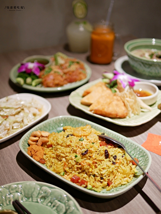 不用搭飛機就能品嚐到的泰式好滋味『泰味館泰式料理』逛愛買吃好料,剛炸好的酥香椒麻雞點起來!板橋美食|新北美食|泰式料理 - 曼達愛吃鬼