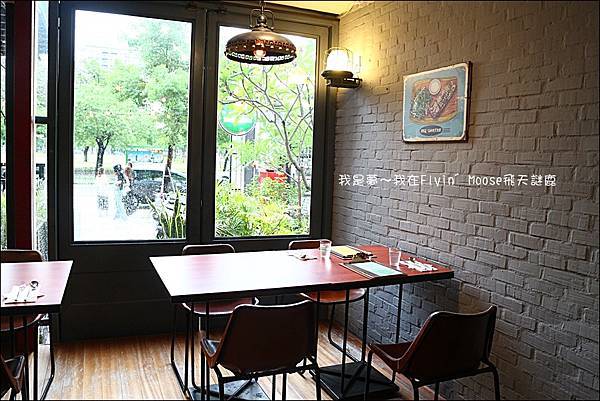 Flyin%5C Moose飛天謎鹿04.jpg