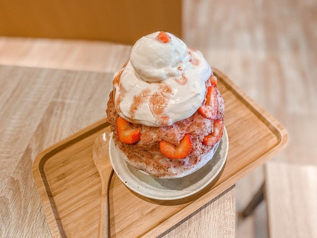 高雄冰屋Ｘ台南銀波布丁。整顆手工布丁加超人氣草莓刨冰