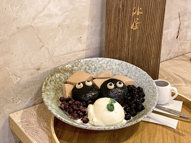 高雄冰屋Ｘ台南銀波布丁。整顆手工布丁加超人氣草莓刨冰