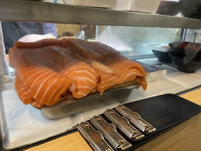 【台北萬華美食】三味食堂，超厚實大塊生魚片平價供應，韓國遊客