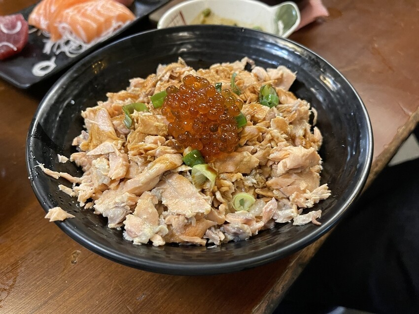 【台北萬華美食】三味食堂，超厚實大塊生魚片平價供應，韓國遊客