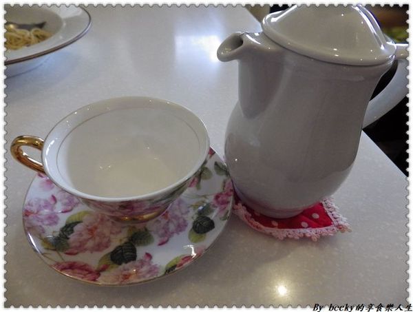 <捷運新埔站>板橋下午茶/義大利麵/鬆餅/捷運新埔站/童話世界/IG拍照好地方/ Oyami café/甜點