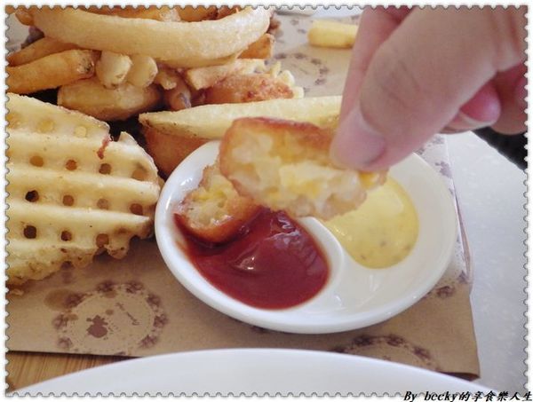 <捷運新埔站>板橋下午茶/義大利麵/鬆餅/捷運新埔站/童話世界/IG拍照好地方/ Oyami café/甜點