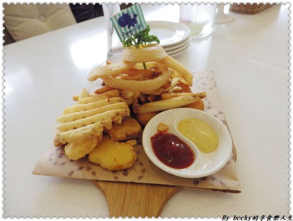 <捷運新埔站>板橋下午茶/義大利麵/鬆餅/捷運新埔站/童話世界/IG拍照好地方/ Oyami café/甜點