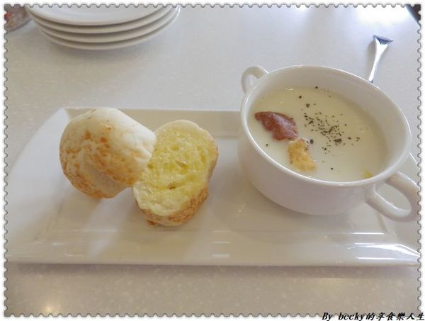 <捷運新埔站>板橋下午茶/義大利麵/鬆餅/捷運新埔站/童話世界/IG拍照好地方/ Oyami café/甜點