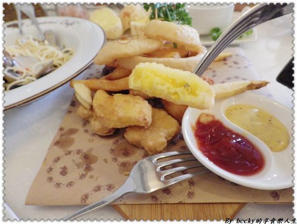 <捷運新埔站>板橋下午茶/義大利麵/鬆餅/捷運新埔站/童話世界/IG拍照好地方/ Oyami café/甜點