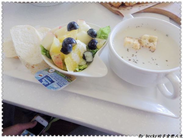 <捷運新埔站>板橋下午茶/義大利麵/鬆餅/捷運新埔站/童話世界/IG拍照好地方/ Oyami café/甜點