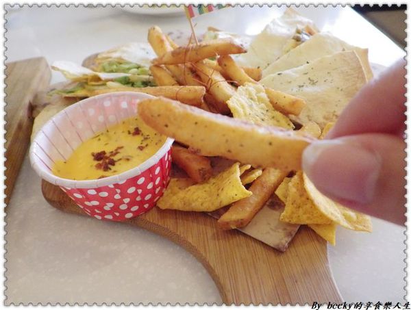 <捷運新埔站>板橋下午茶/義大利麵/鬆餅/捷運新埔站/童話世界/IG拍照好地方/ Oyami café/甜點