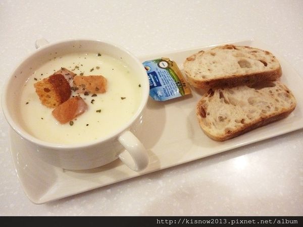 Oyami cafe(板橋店)：沈浸在浪漫城堡,提供下午茶,鬆餅,義大利麵--板橋美食捷運新埔站Oyami Caf'e体驗心得